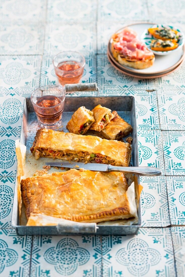 Puff pastry with tuna and peppers