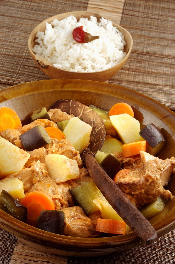 Meat with boiled vegetables in a wooden bowl (Africa)