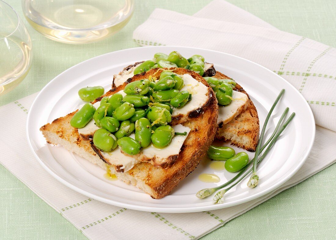 Crostini mit geräuchertem Ricotta und dicken Bohnen