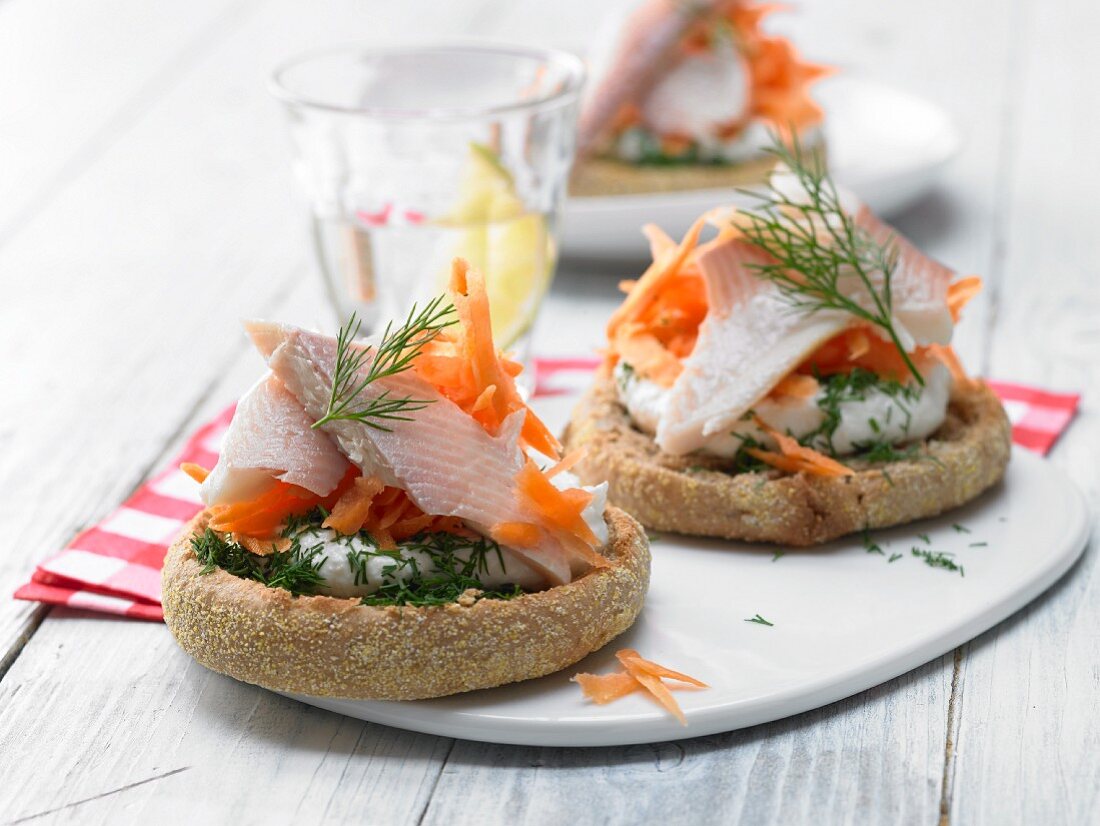 Forellenbrötchen mit Meerrettichquark