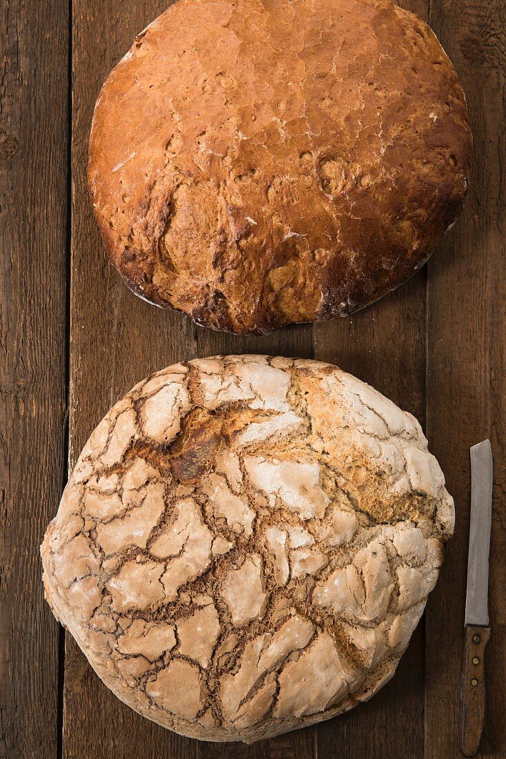 Zwei große Laibe Landbrot und ein Messer