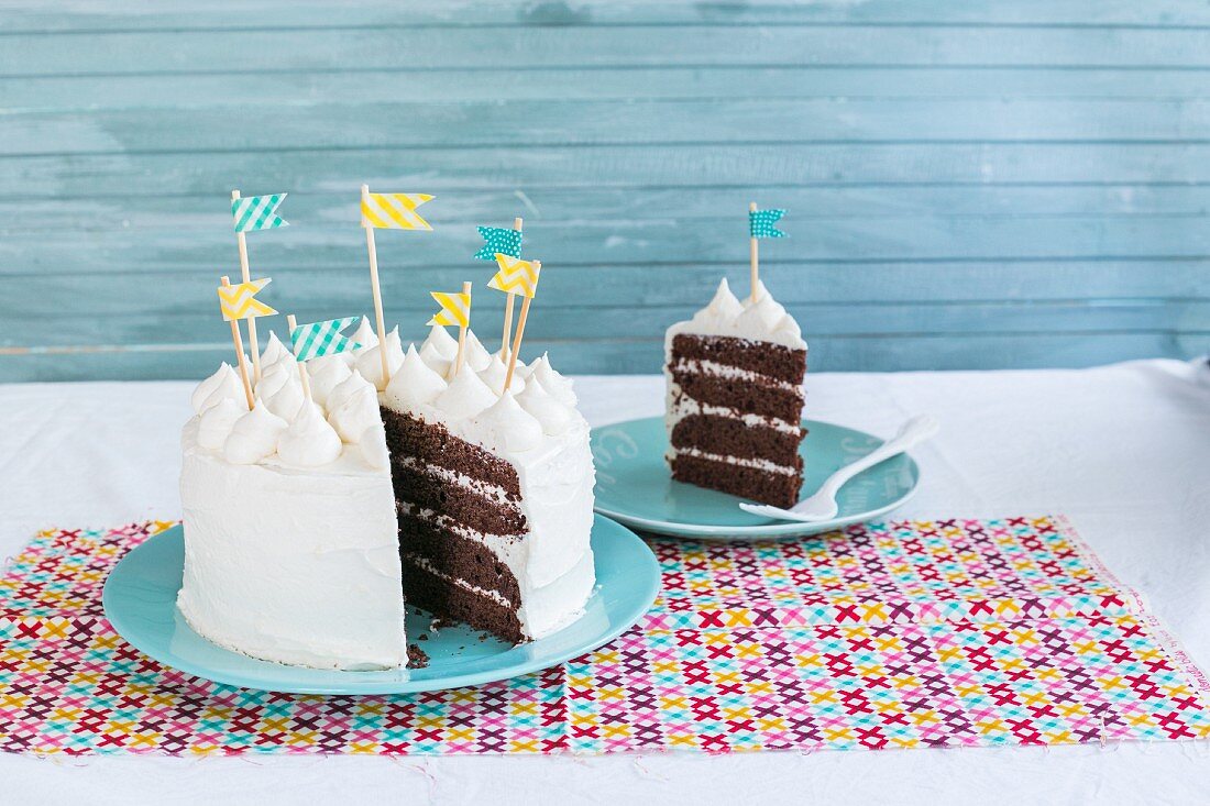 Schokoladenkuchen mit Frischkäseglasur zum Geburtstag