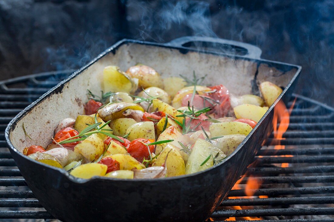 Selbstgemachte gebackene Kartoffeln mit Kirschtomaten und Knoblauch