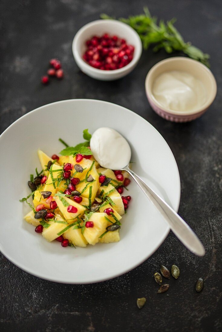 Obstsalat mit Ananas und Granatapfel