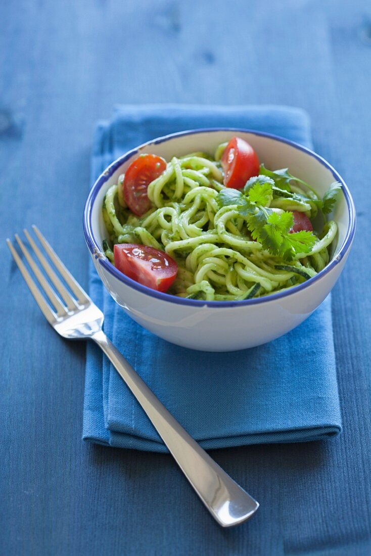 Zucchinispaghetti mit Avocado-Koriander-Sauce (ungekocht)