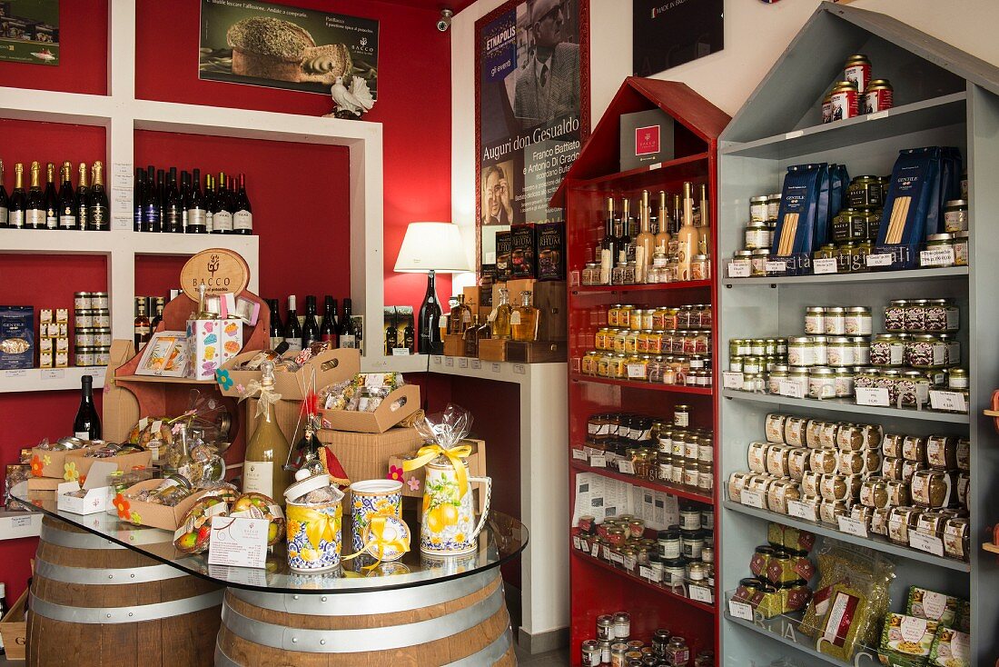 Ein Laden mit verschiedenen Produkten aus der Region Bronte, Sizilien, Italien
