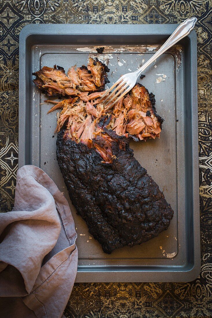 BBQ Pulled Pork mit der Gabel zerrupfen (Aufsicht)
