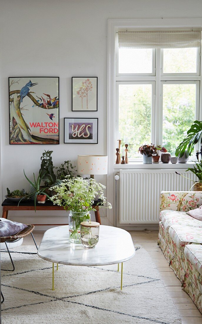 Marmor-Couchtischplatte mit Wiesenblumenstrauß und Blumenbank mit Zimmerpflanzen