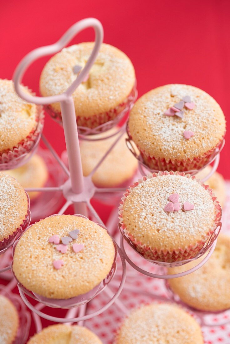 Muffins mit Zuckerherzen in Cupcake-Etagere