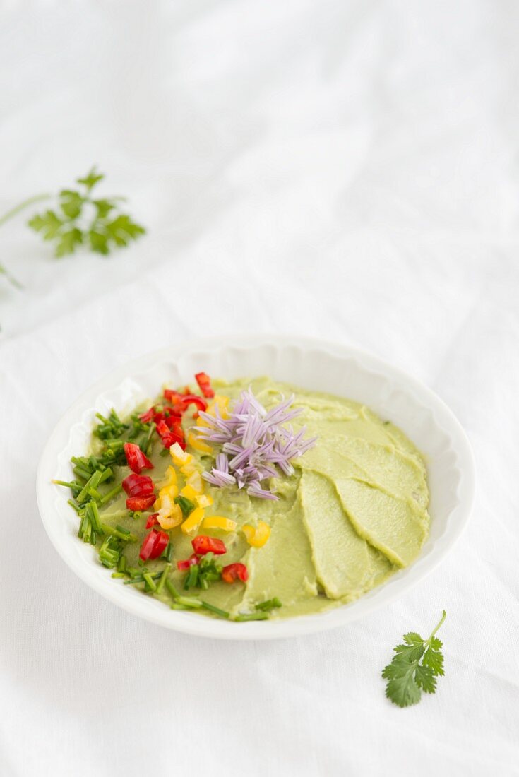 Avocado dip with chilli and chives