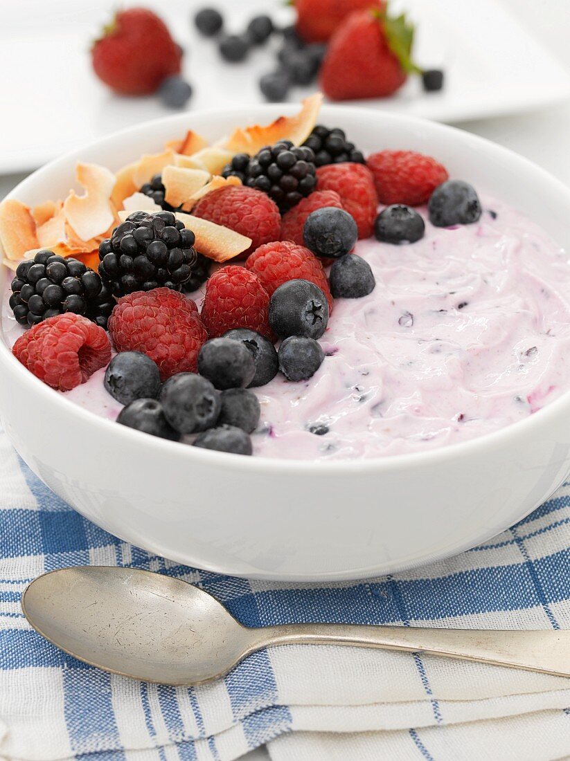 A smoothie bowl with yoghurt, berries and coconut