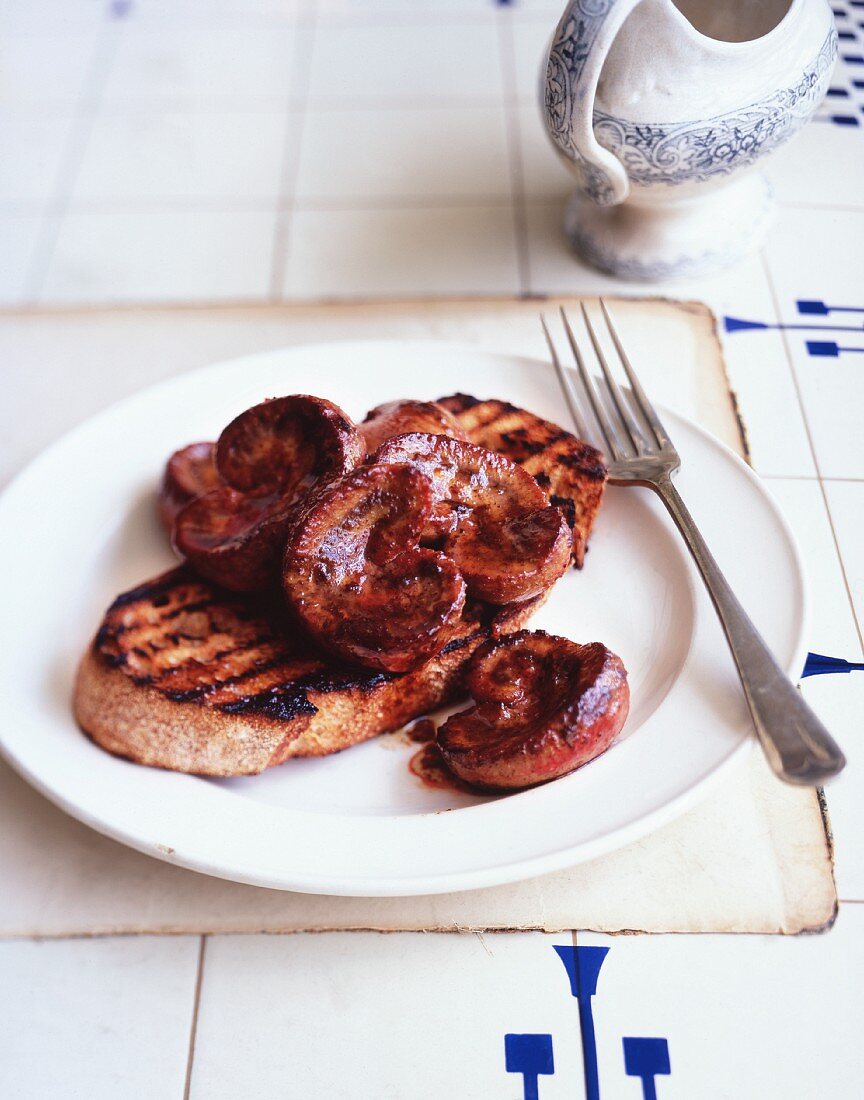 Toasted bread with pan-fried kidneys