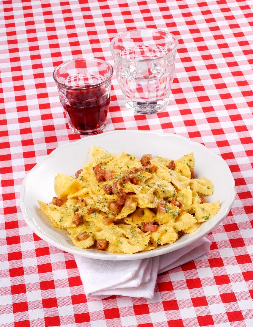 Farfalle carbonara with curry