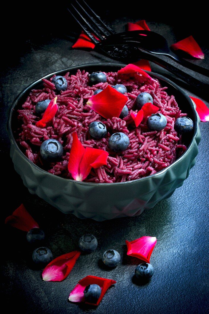 Veganer Heidelbeer-Reis mit Rosenblütenblättern