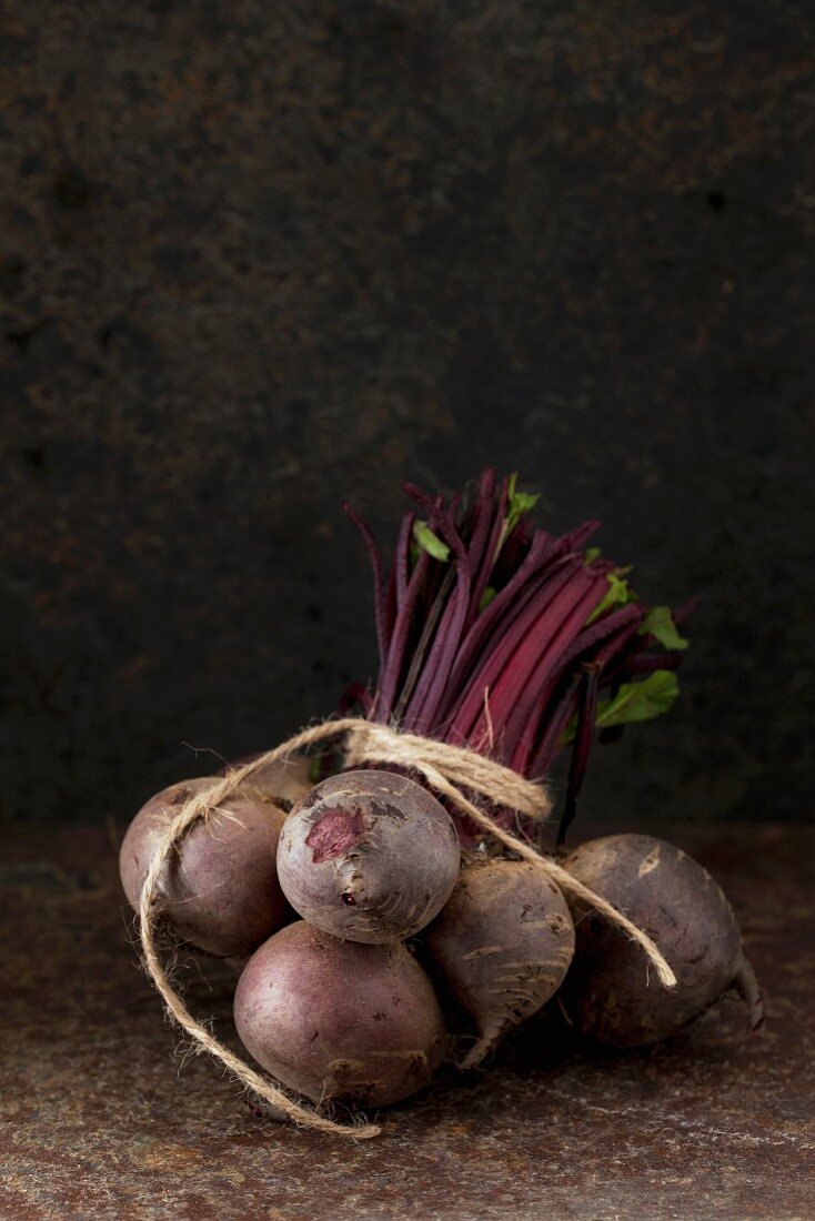 Rote Bete, zusammengebunden