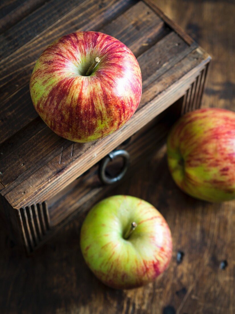 Äpfel auf rustikalem Holzuntergrund