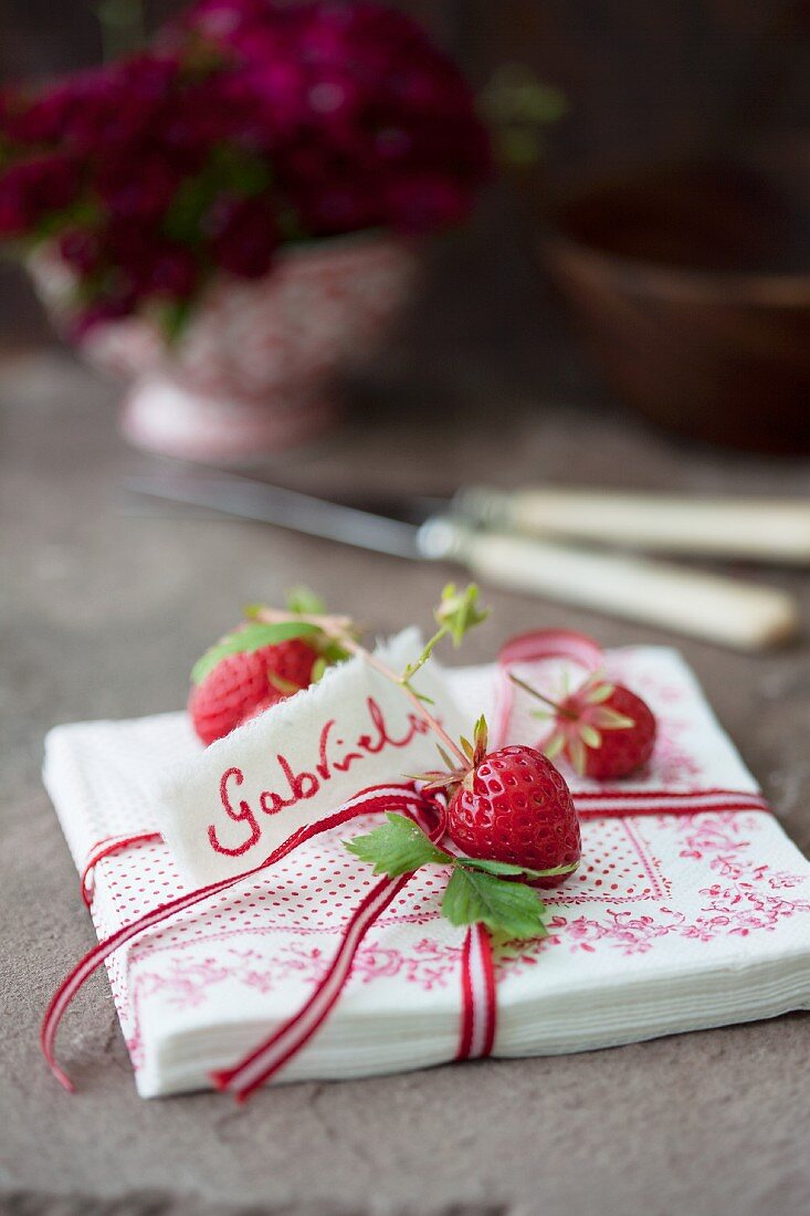 Servietten mit Band, Erdbeeren und Namensschild