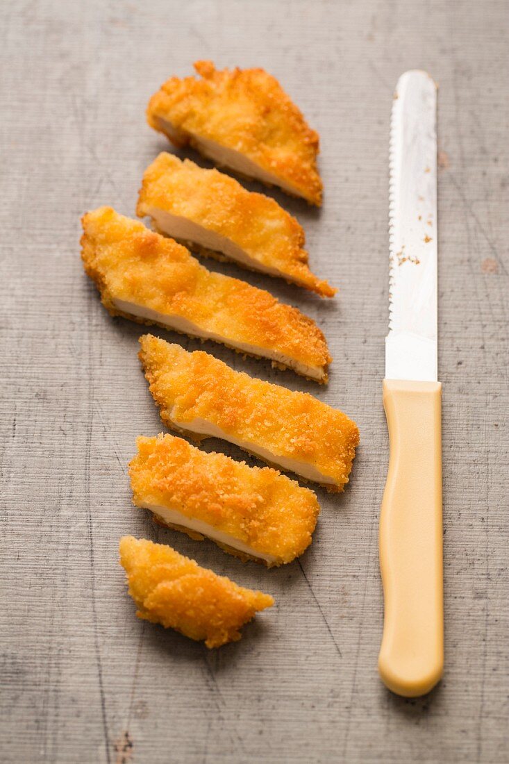 Gluten-free chicken escalope in breadcrumbs, cut into slices
