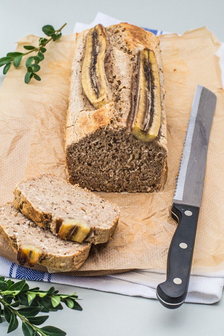 Glutenfreies Bananenbrot mit Chiasamen, angeschnitten