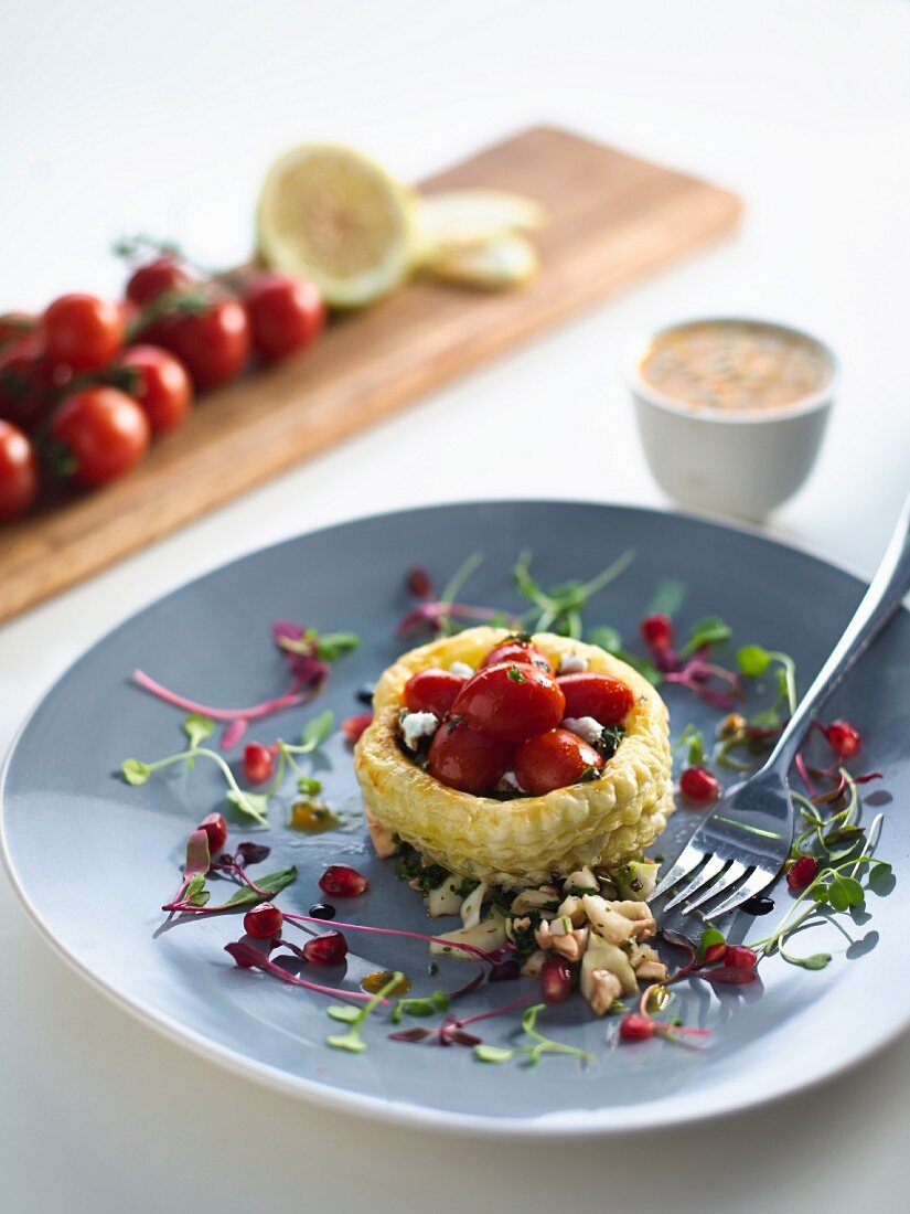 Blätterteigtörtchen mit gebratenen Tomaten, Ziegenkäse, Zwiebelmarmelade, Basilikumpesto und Fenchel-Pilz-Salsa