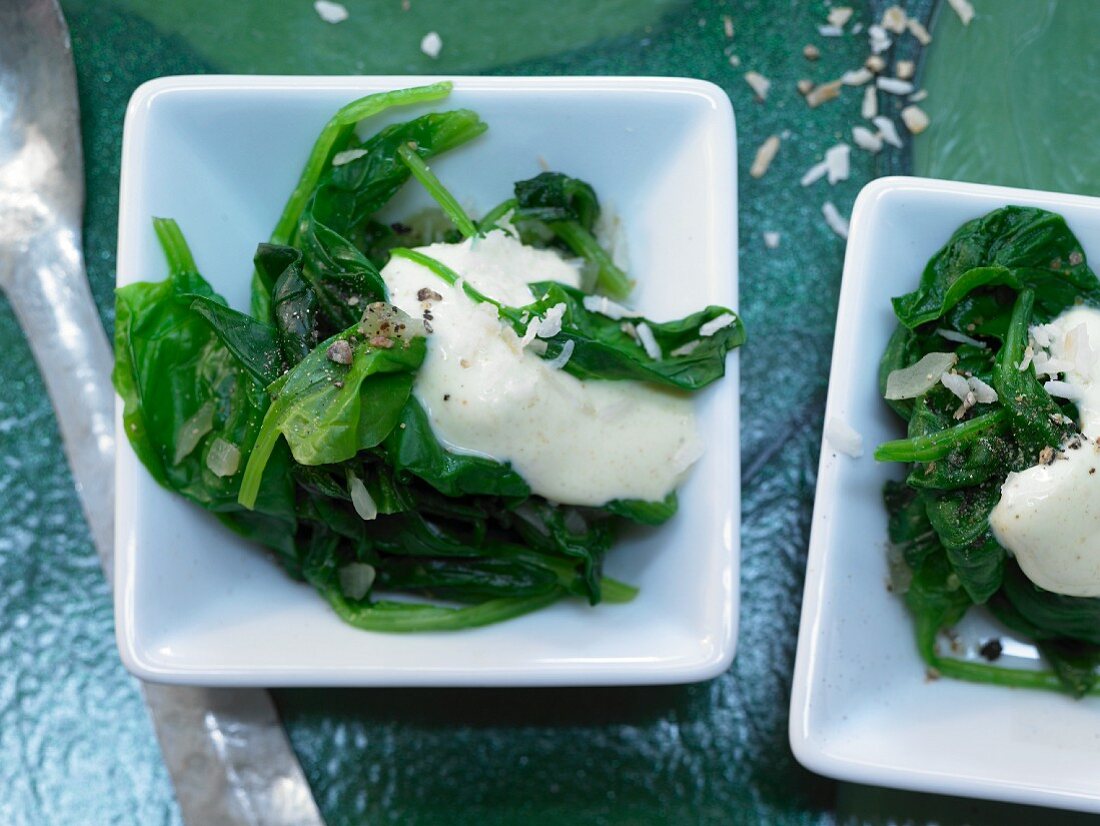 Blattspinat mit Kokos, Kreuzkümmel und Curry-Joghurt