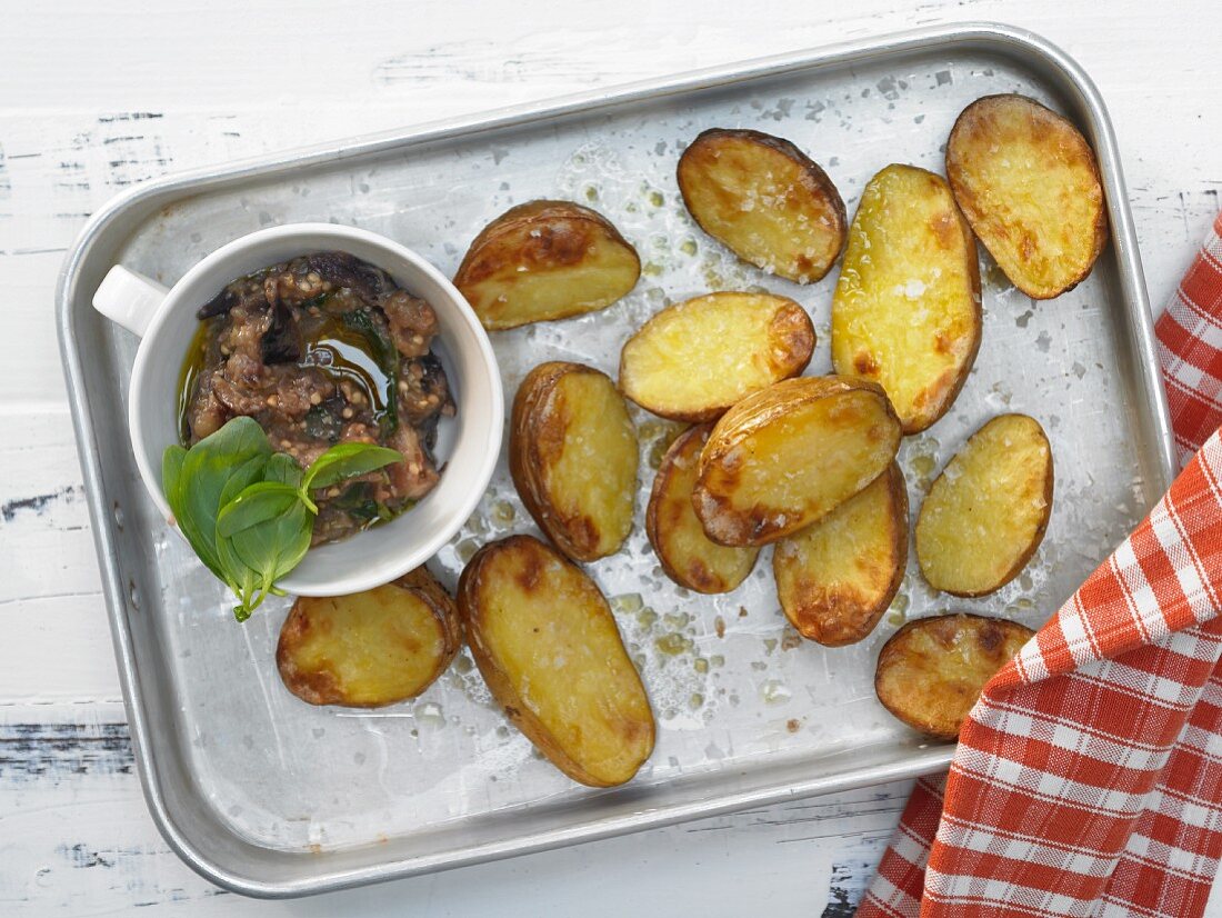 Gebackene Kartoffeln mit Auberginendip