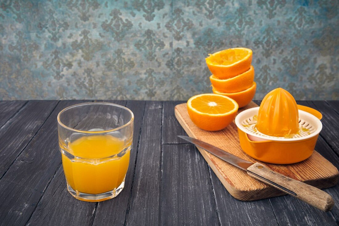 Frisch gepresster Orangensaft im Glas