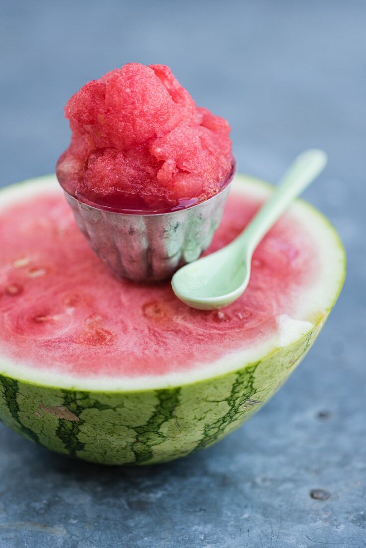 Wassermelonensorbet auf halber Wassermelone