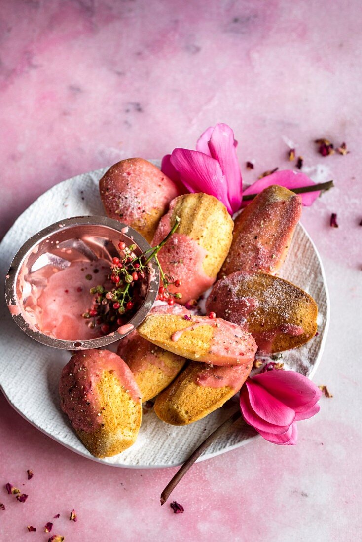 Rosen-Madeleines mit Zuckerglasur und rosa Pfefferbeeren