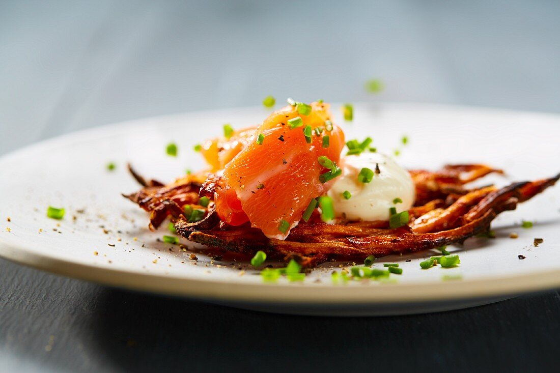 Trüffelkartoffel-Rösti mit Creme Fraiche und Lachs