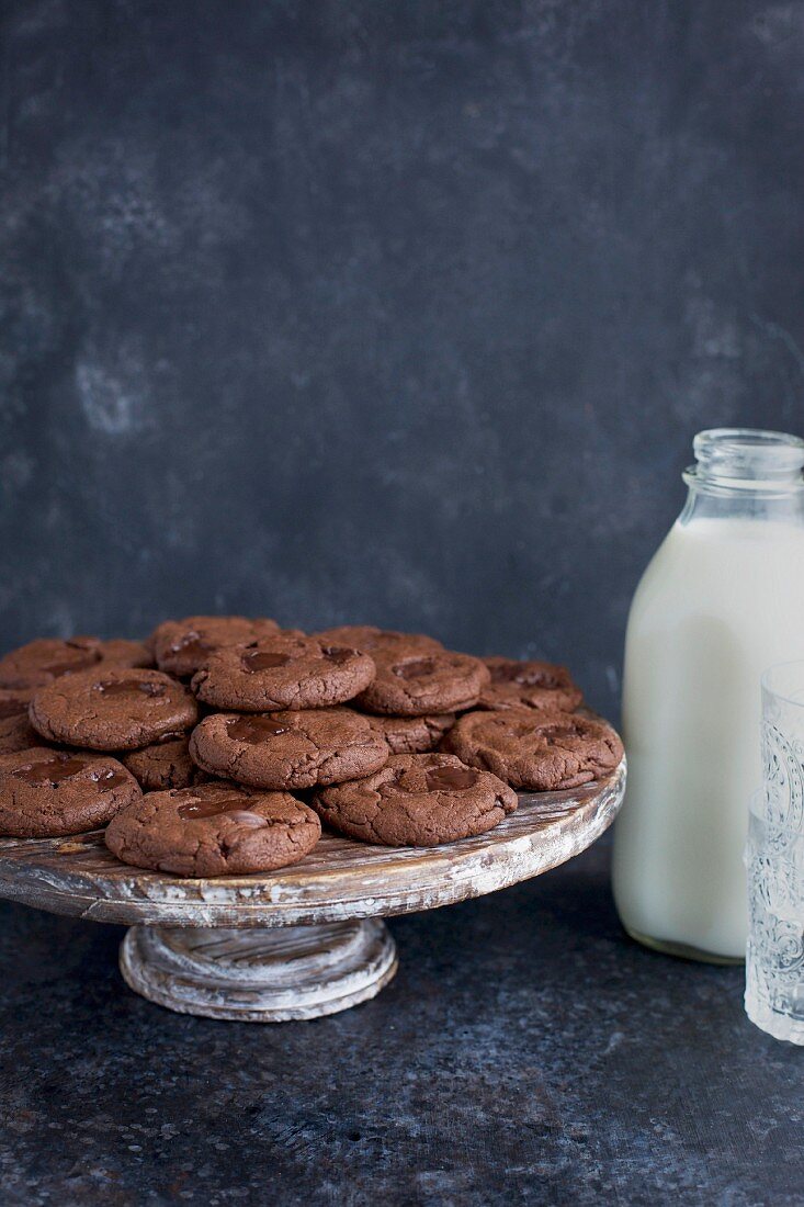 Triple Chocolate Cookies mit Milch