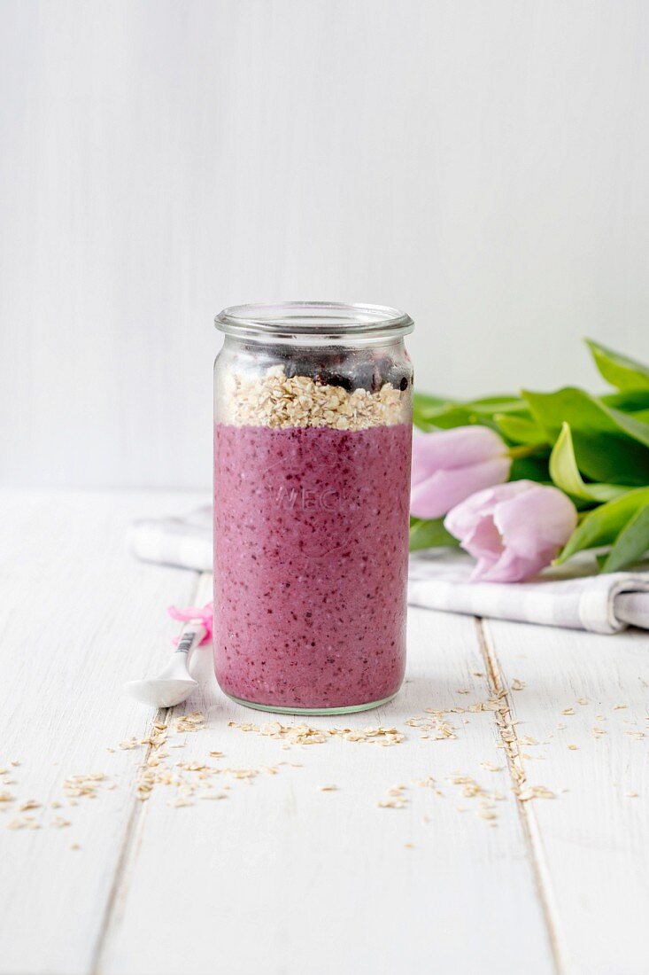 Blueberry, oat and yoghurt smoothie