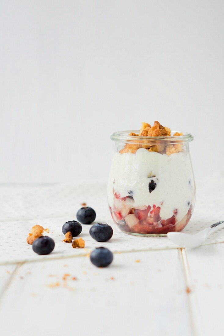 Obstsalat mit Mascarpone und Streuseln