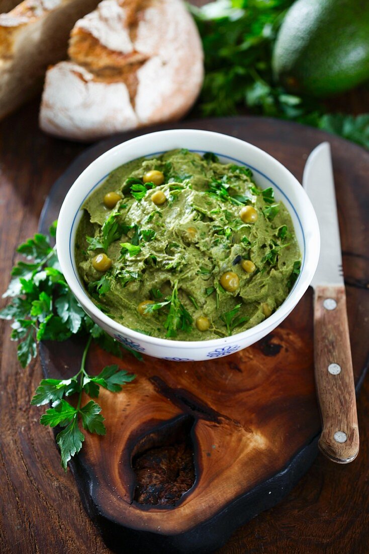 Avocado spread with parsley