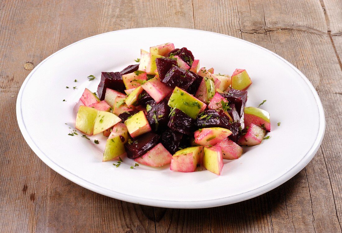Beetroot salad with green apples