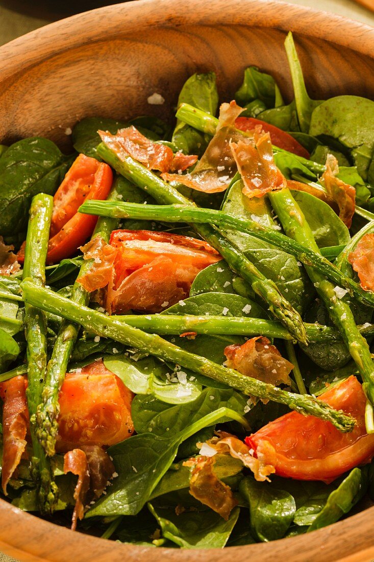Spinach salad with roasted tomatoes, asparagus and Prosciutto