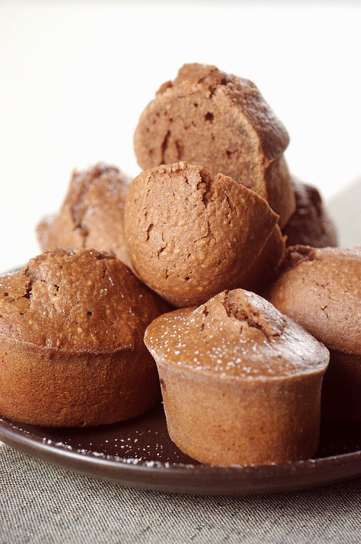 Mini chocolate cakes (close-up)