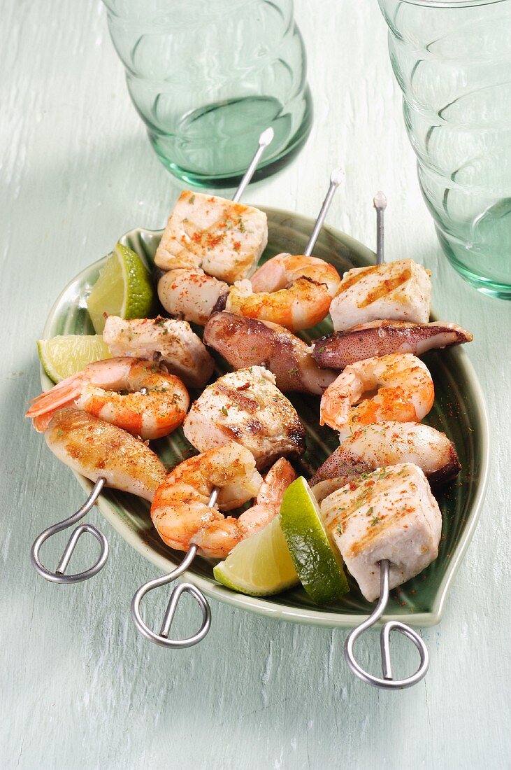 Fish and prawn kebabs with lime