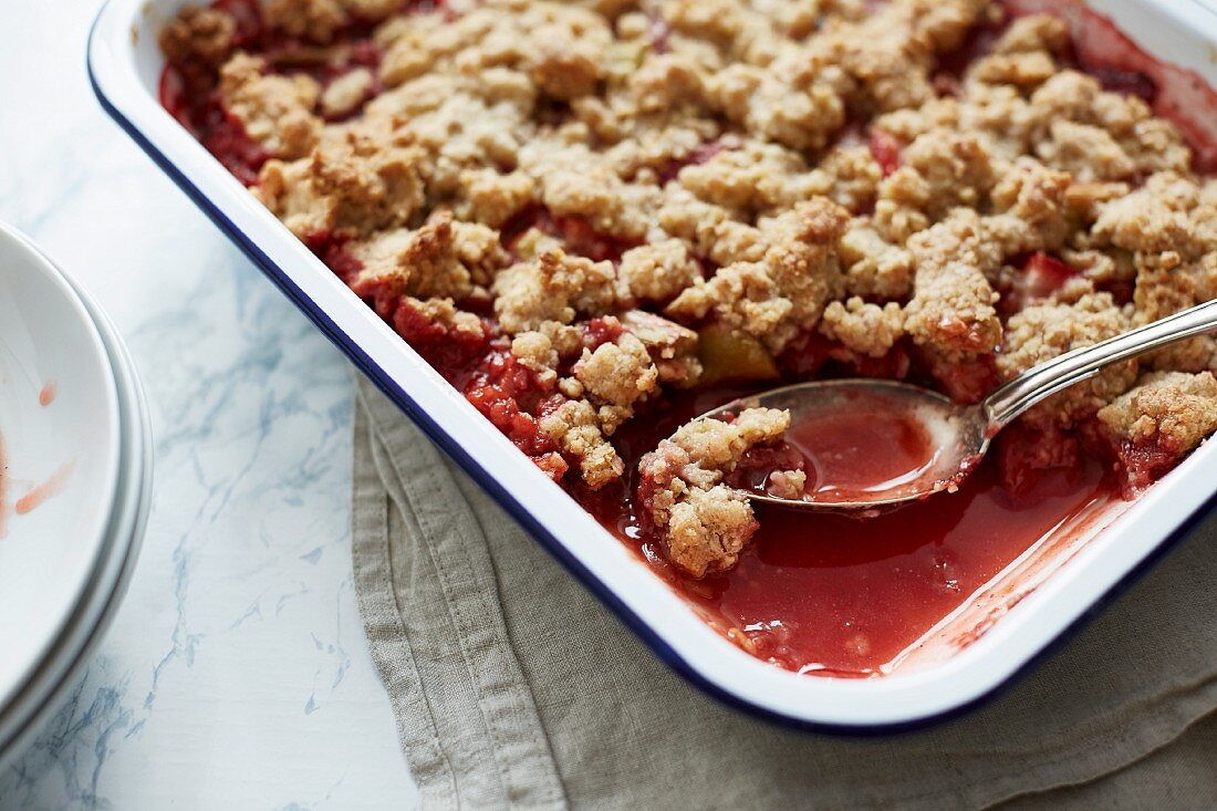 Crumble mit Erdbeeren und Rhabarber