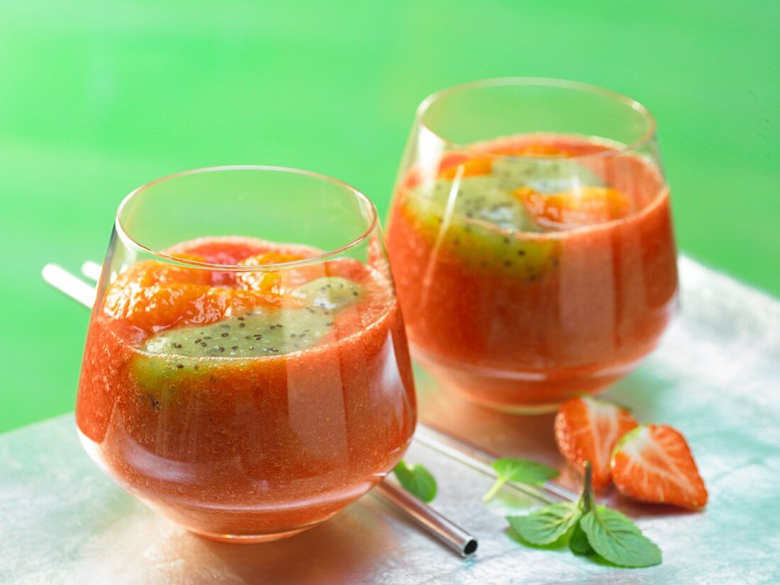 Strawberry and papaya drink with kiwi puree