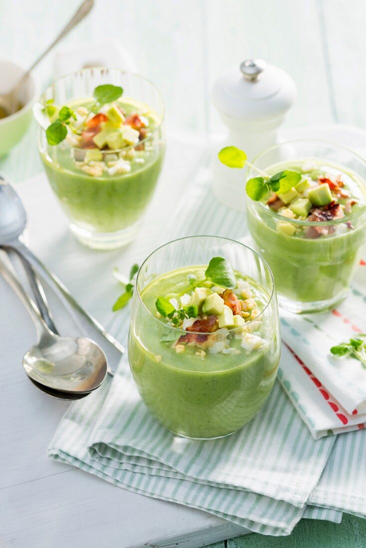 Avocado-Brunnenkresse-Suppe mit Bacon und Ei