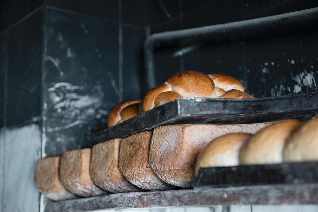 Hefezöpfe (sweet bread from southern Germany) and tin loaves (of sour dough and wholemeal rye bread) baked in a wood-fired oven