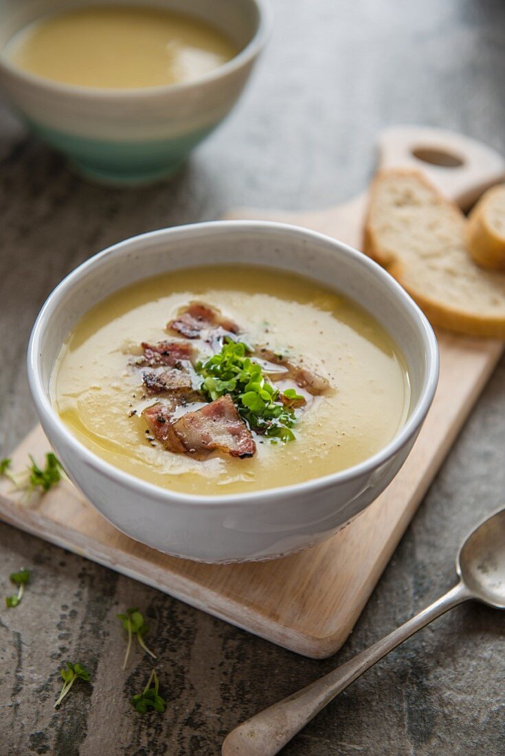 Parsnip soup with bacon and bread