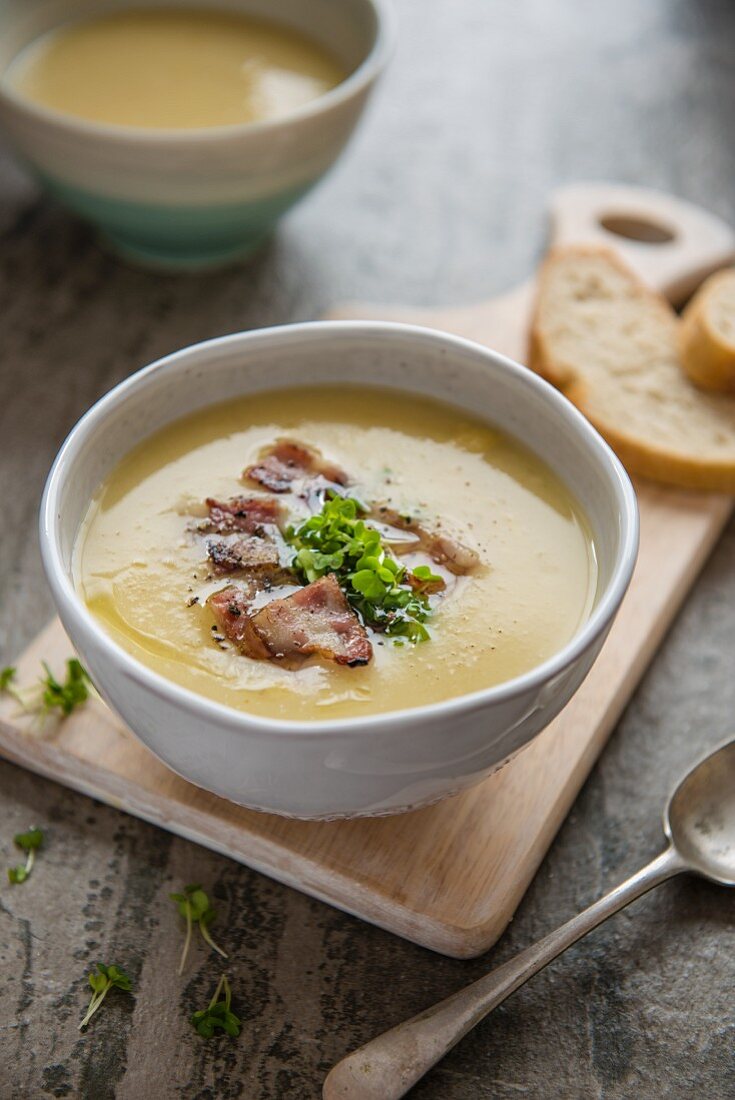 Pastinakensuppe mit Speck und Brotbeilage