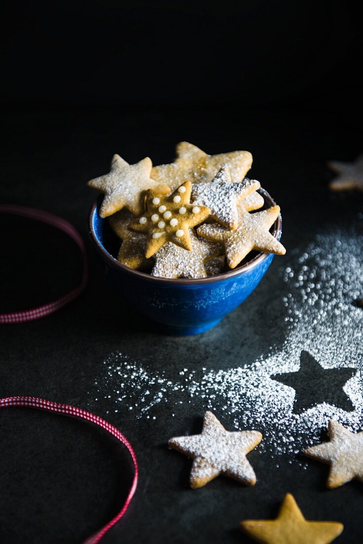 Christmas gingerbread stars in a blue ceramic bowl