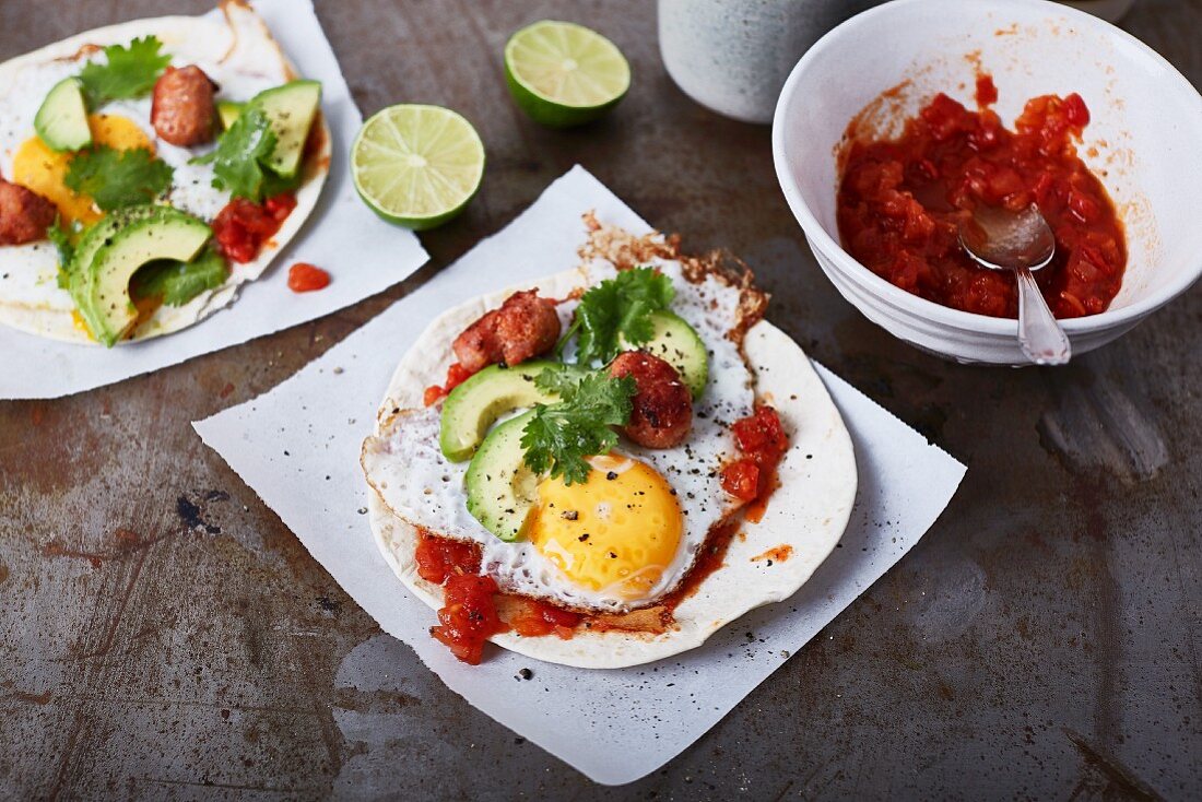 Tacos mit Avocado, Tomatensalsa, Spiegelei und Salsiccia