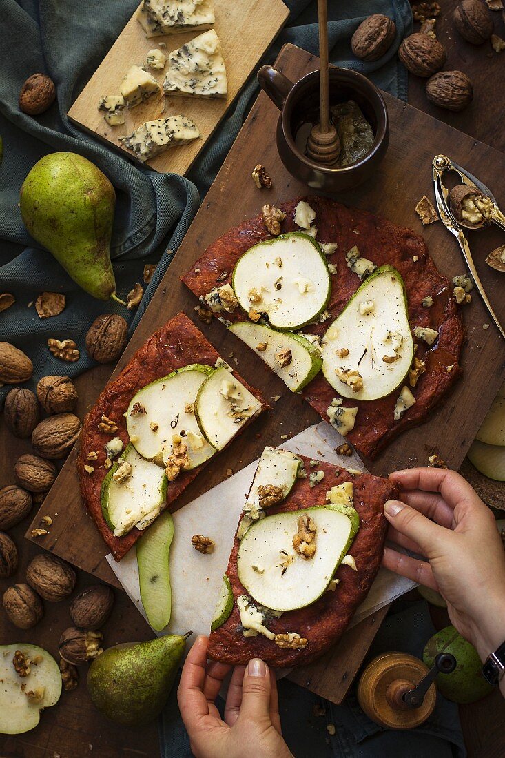 Räucherpaprika-Focaccia mit Gorgonzola, Birnen, Walnüssen und Honig