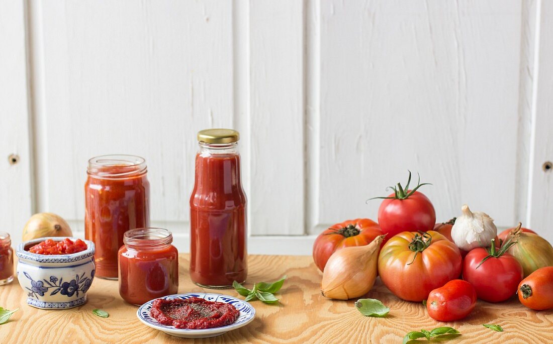 Tomatensauce und Zutaten (Tomaten, Knoblauch, Zwiebeln, Basilikum)