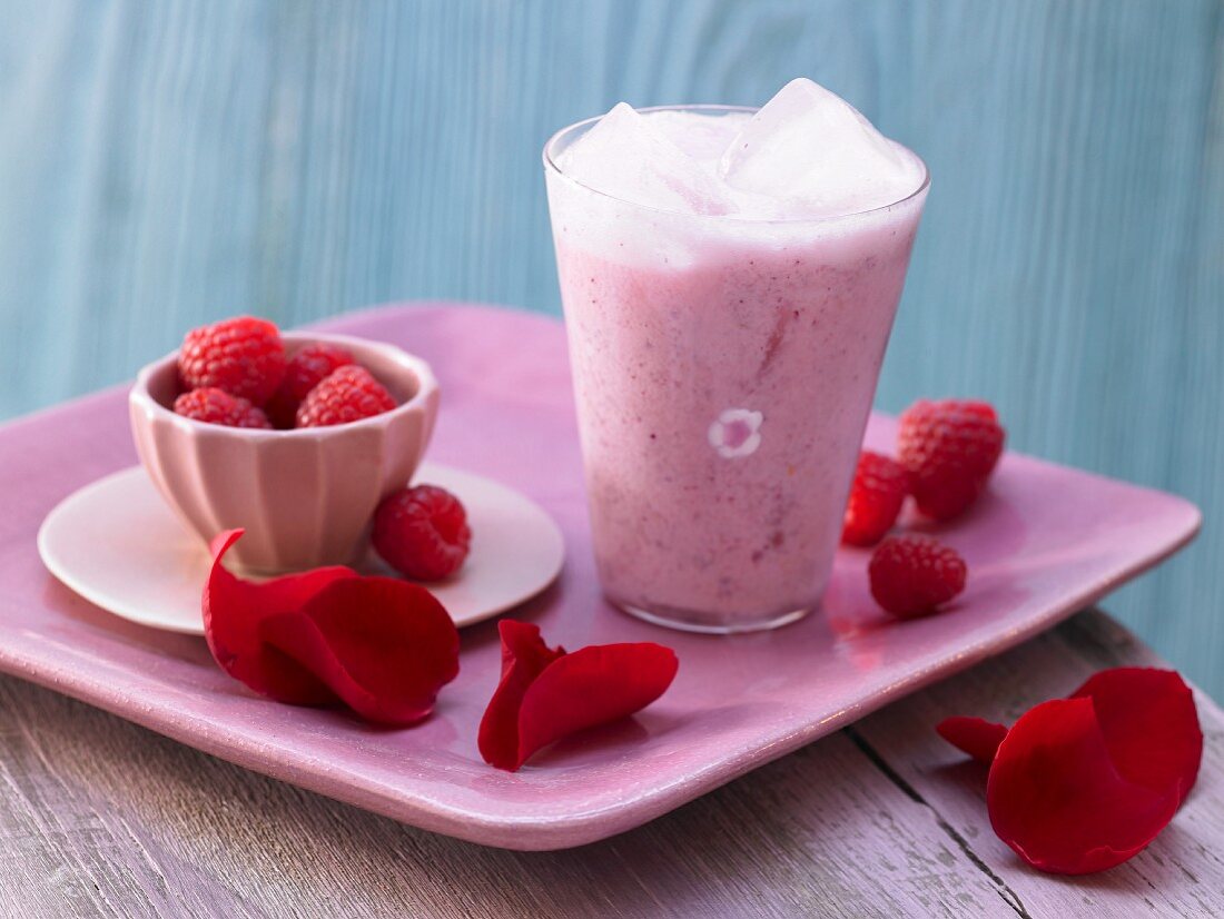 Rosenblüten-Milchmix mit Himbeeren