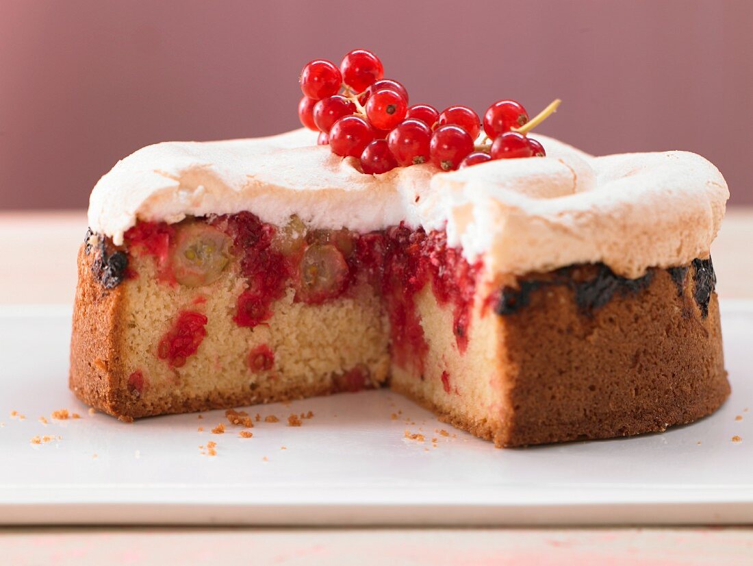 Beeren-Baiserkuchen mit Johannisbeeren und Stachelbeeren